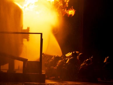 Brandweerlieden die industriële brandgasdetectoren bestrijden