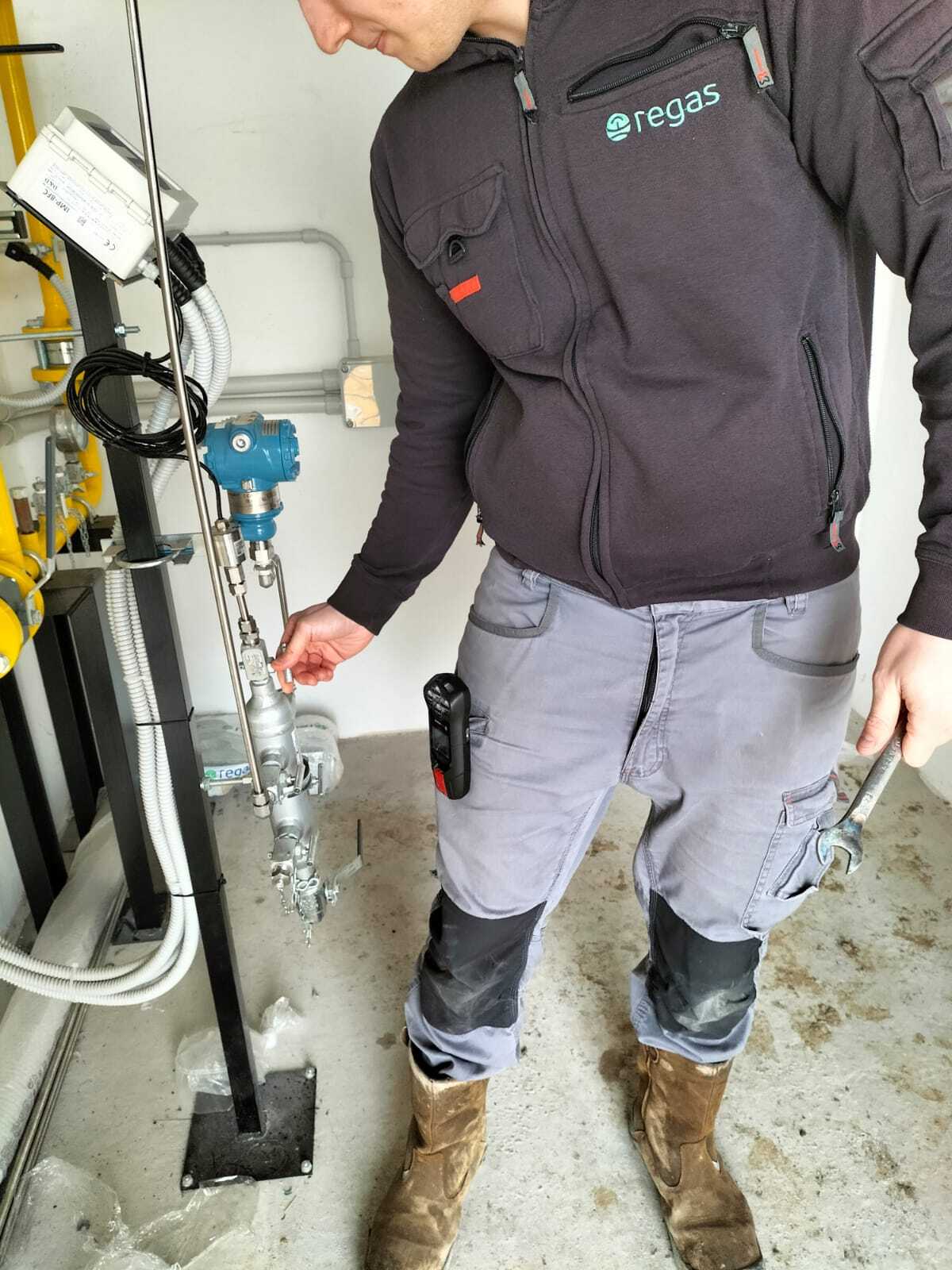 REGAS-medewerker met een Blackline Safety G7-multigasdetector