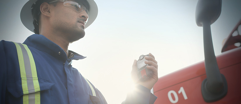 Werknemer staat naast vrachtwagen met Blackline Safety G7 gasdetector 825x355 banner