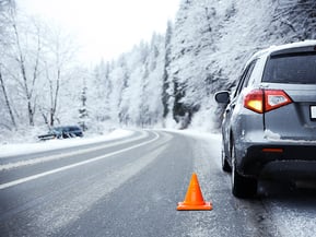auto-landweg-besneeuwd-weer
