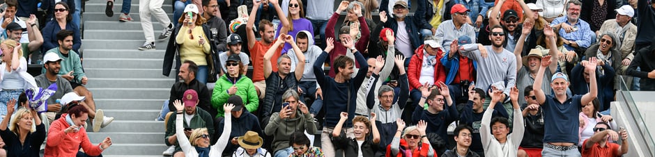 Bescherming tegen gammastraling uitgevoerd door bemanning in grote zaal terwijl publiek juicht