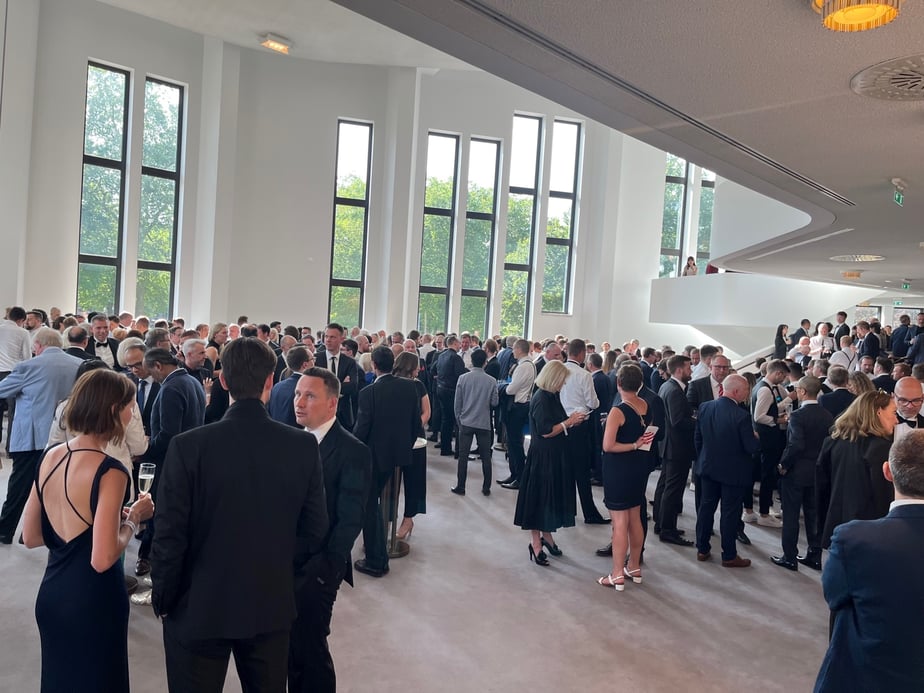 g6-rode-stip-gala-menigte