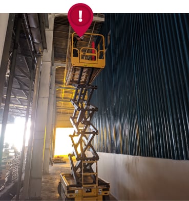 Henry zat vast op een schaarlift, maar was verbonden met het G7c-apparaat van Blackline Safety en kon hulp inroepen.