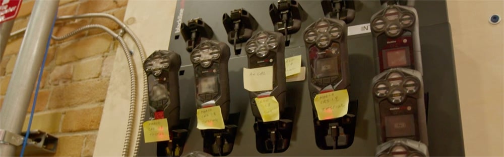 Het apparaat wordt getest op kwaliteit bij Blackline Safety.