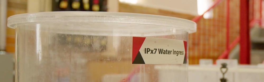 IPx7 Water Ingress test het vermogen van een apparaat om onderdompeling in water te weerstaan.