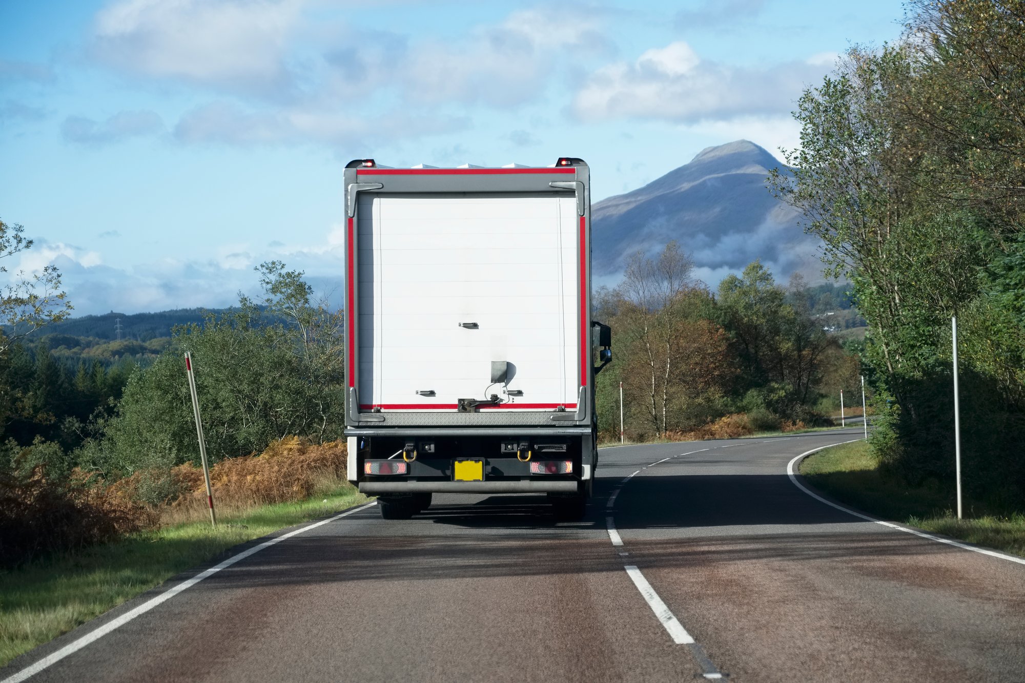 Vrachtwagenchauffeur veilig dankzij apparaat voor alleenwerkers