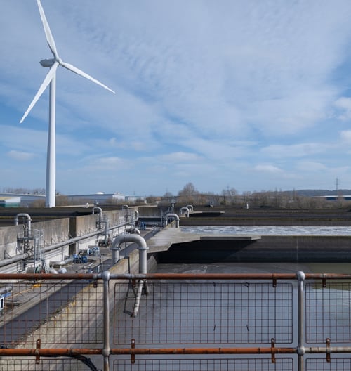 Buitenlocatie bij een afvalwaterzuiveringsinstallatie.