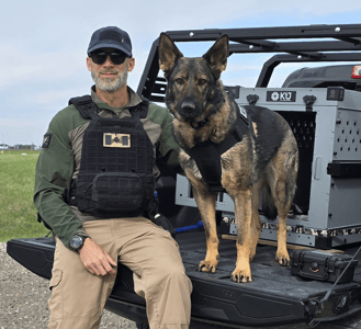 jay-en-nala-op-de-laadbak-van-een-vrachtwagen