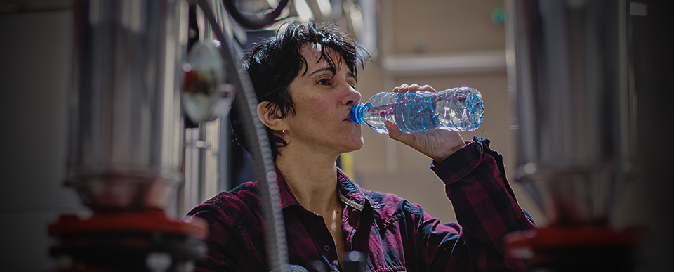 Blackline Safety-apparaten voor alleenwerkers monitoren het welzijn van werknemers die binnen in hoge temperaturen werken.