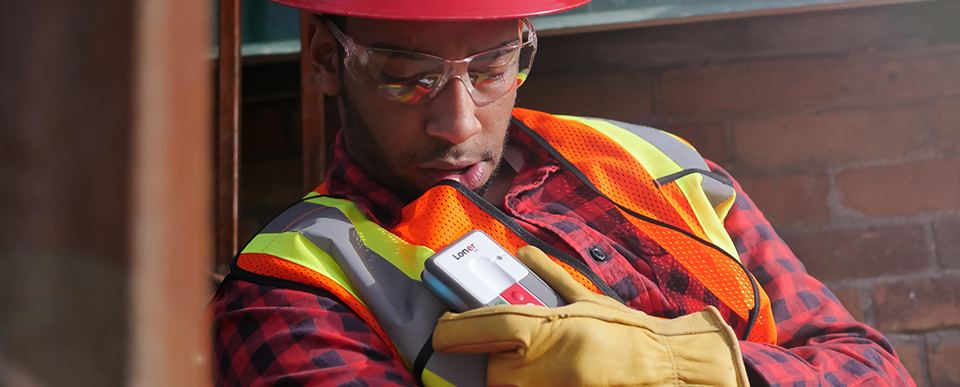 Blackline Safety Loner M6-apparaat voor alleenwerkers, gebruikt door een werknemer die hulp nodig heeft