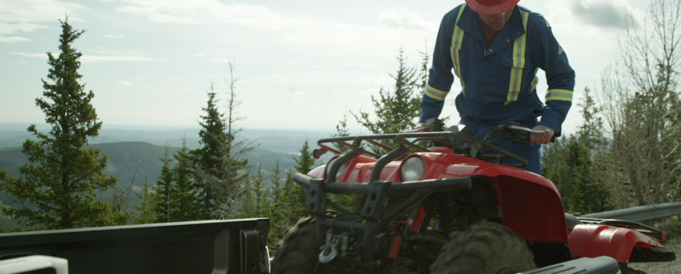Loner 900 — Een alleenwerkende werknemer die wordt gemonitord met behulp van een Blackline Safety-apparaat voor alleenwerkende werknemers.
