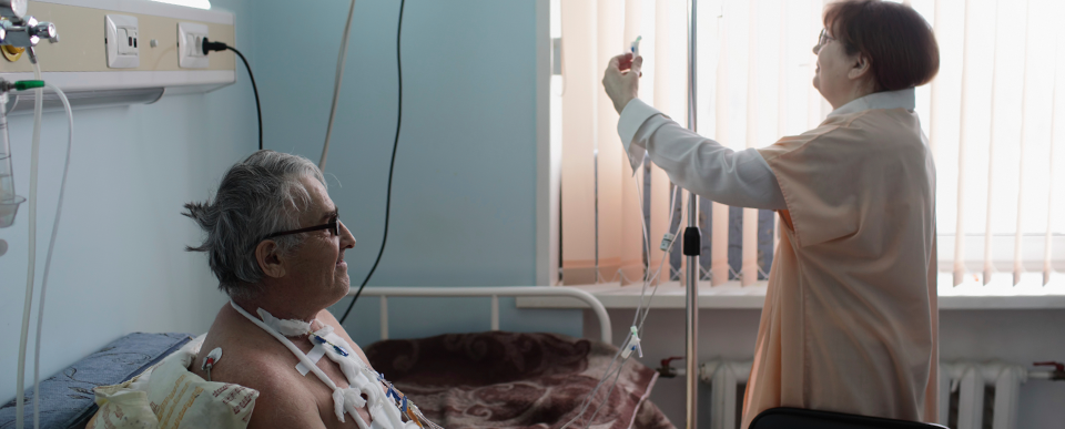 Blogafbeeldingen - verpleegkundige en bejaarde patiënt