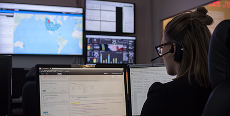 SOC vrouwelijke agent kijkt links over haar schouder 2-1