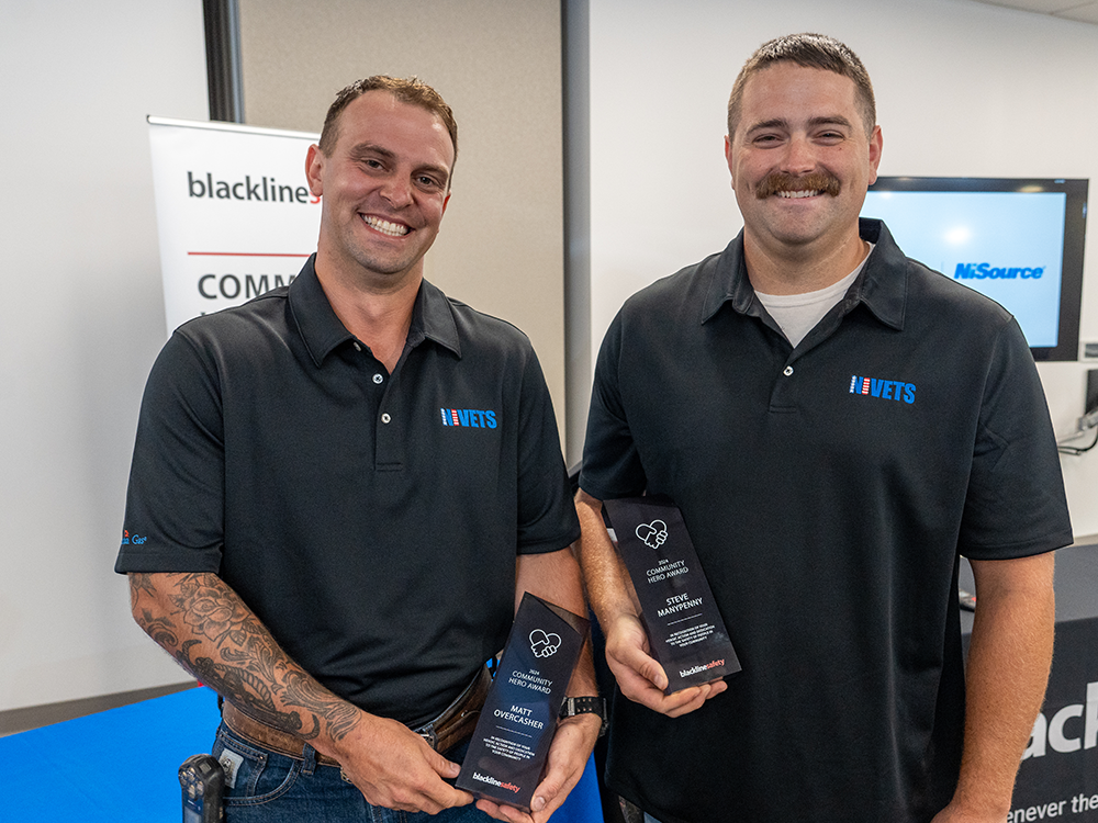 Steve en Matt met de Impact Award-trofee in hun handen